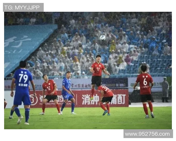 足球球星专注看球瞬间捕捉展现专注与热情的精彩时刻